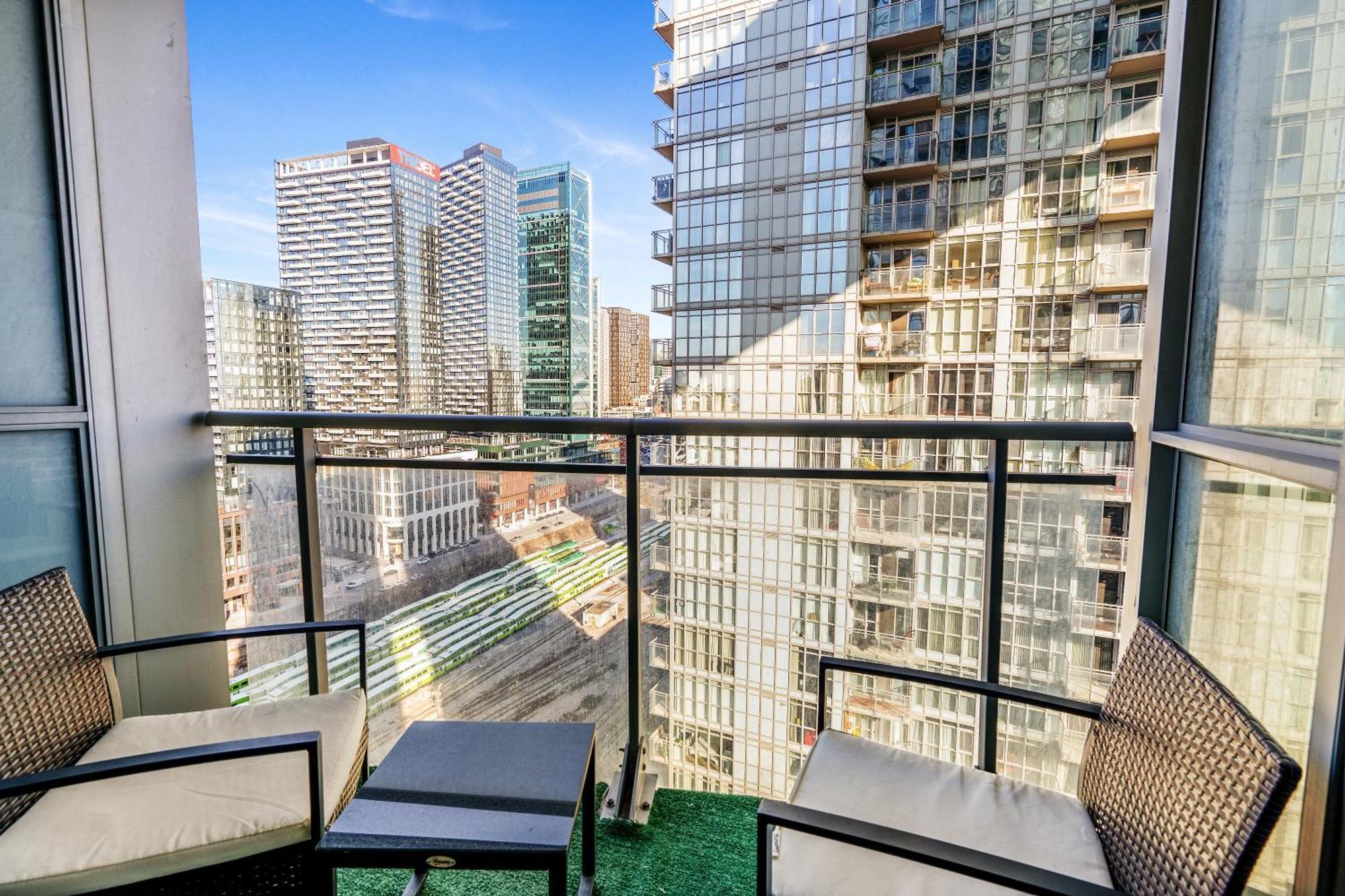 Exquisite Condos By Cn Tower With Parking Toronto Eksteriør bilde